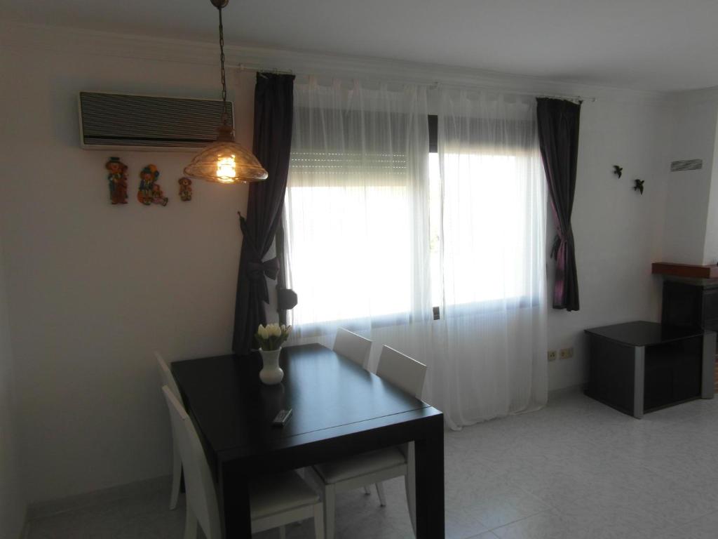 TV a/nebo společenská místnost v ubytování Apartamento con jardin