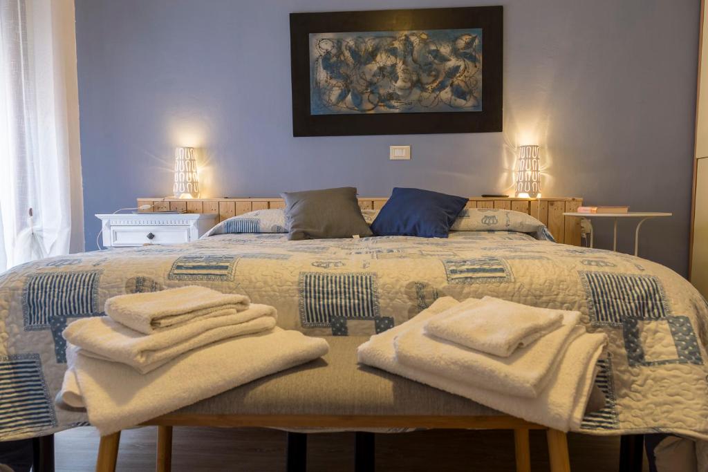 um quarto com uma cama com toalhas em Albergo Felice em Sottomarina