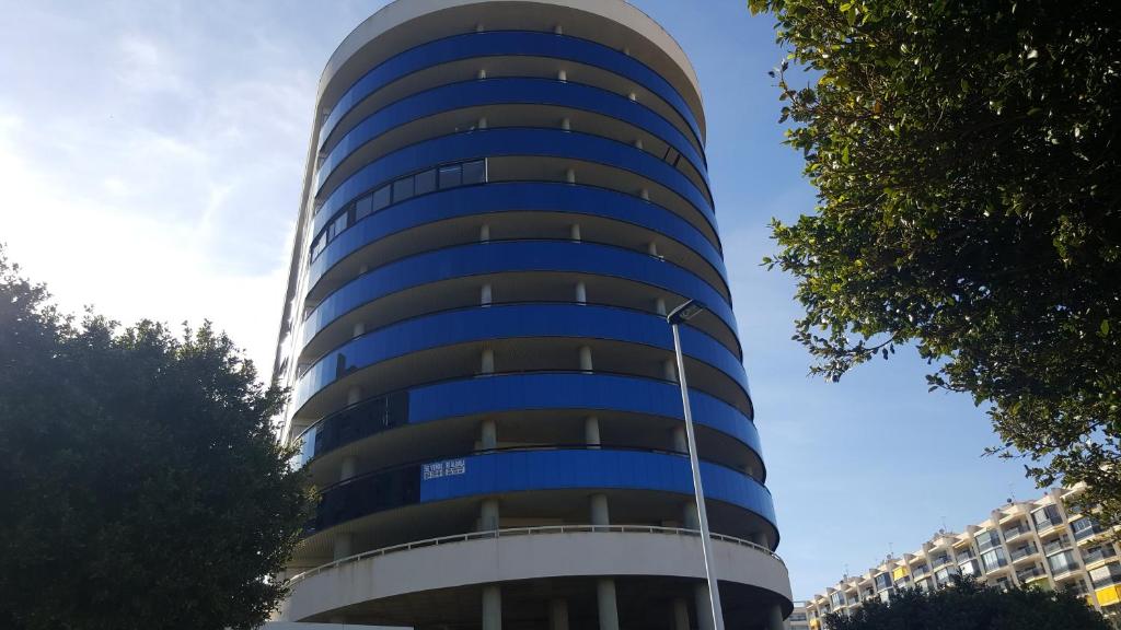 ベニドルムにあるMiralmar Iの青の背の高いアパートメントビル