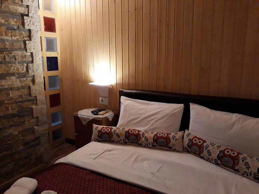 Uma cama ou camas num quarto em Hotel The First