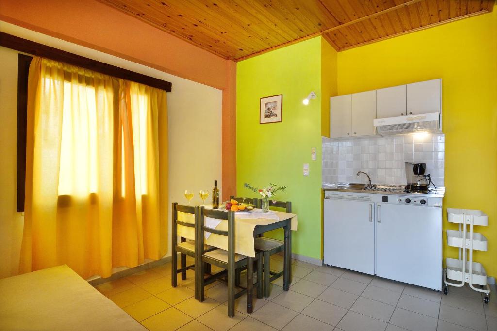 Kuchyň nebo kuchyňský kout v ubytování Mythos- Platanias- Hotel -Apts