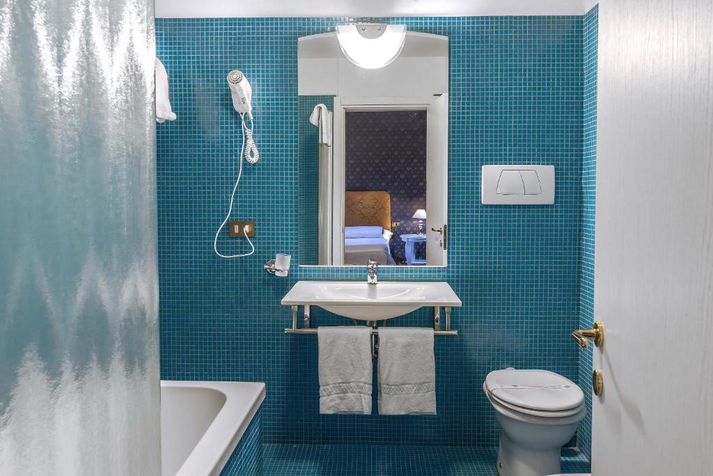 Hotel La Fenice et Des Artistes - Resim 12