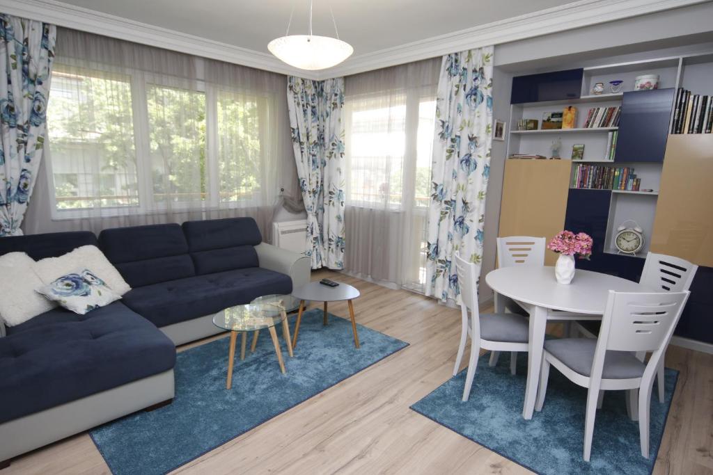 - un salon avec un canapé et une table dans l'établissement M&N Central Apartment, à Plovdiv