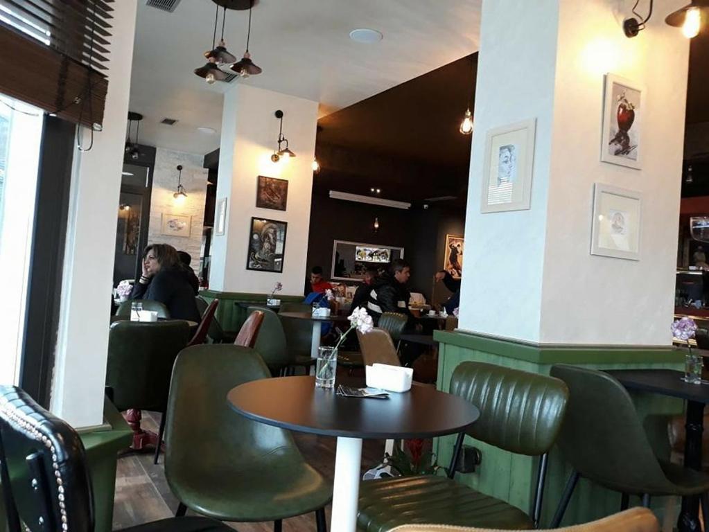 Uma área de estar em Hotel The First