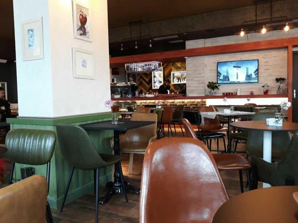 Um restaurante ou outro lugar para comer em Hotel The First
