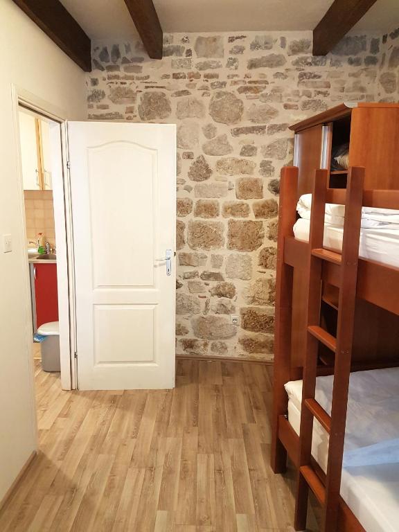 Una cama o camas en una habitación de Apartments Historic Stone House