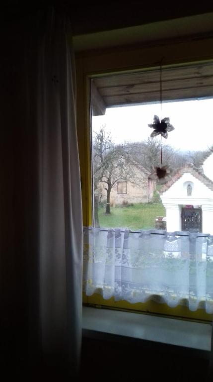 Nespecifikovaný výhled na hory nebo výhled na hory při pohledu z penzionu