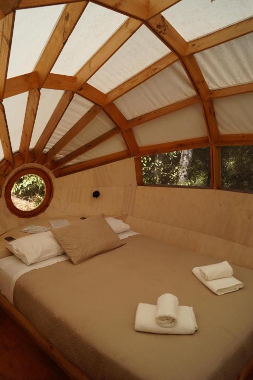 Postel nebo postele na pokoji v ubytování Biosfera Lodge