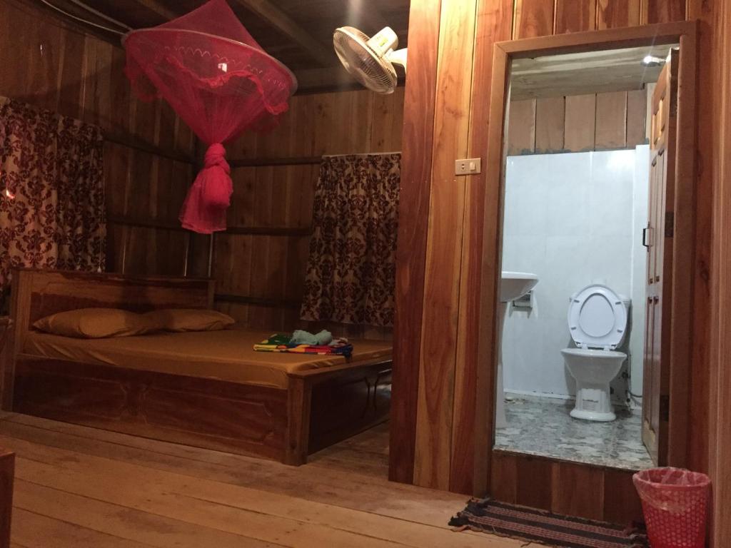 瓜隆岛PSK VIMEAN KOH RONG Guesthouse的小房间设有床和卫生间