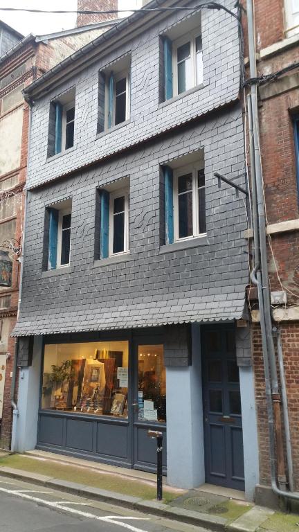un magasin devant un bâtiment en briques dans l'établissement Le 22, à Honfleur
