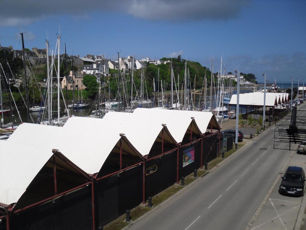 ドゥアルヌネにあるGîte du port Rhuの白屋根の船の連なるマリーナ