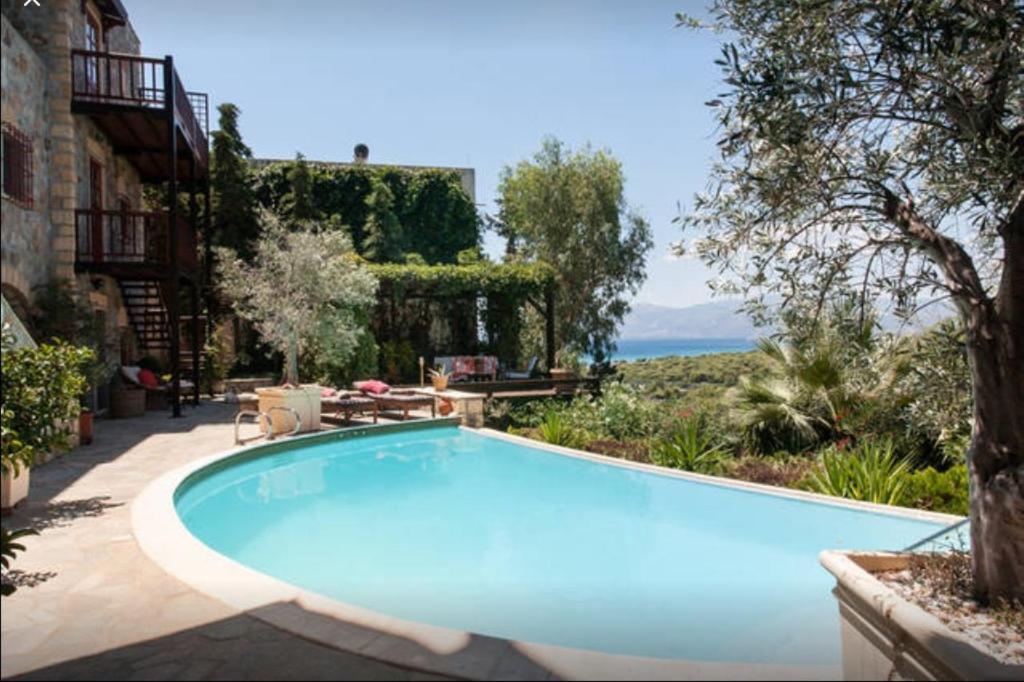 uma grande piscina azul num quintal em Apartments Of Villa Rolfira Close To The Beach em Schinias