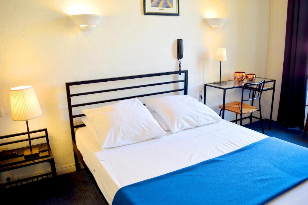 Postel nebo postele na pokoji v ubytování Nouvel Hotel