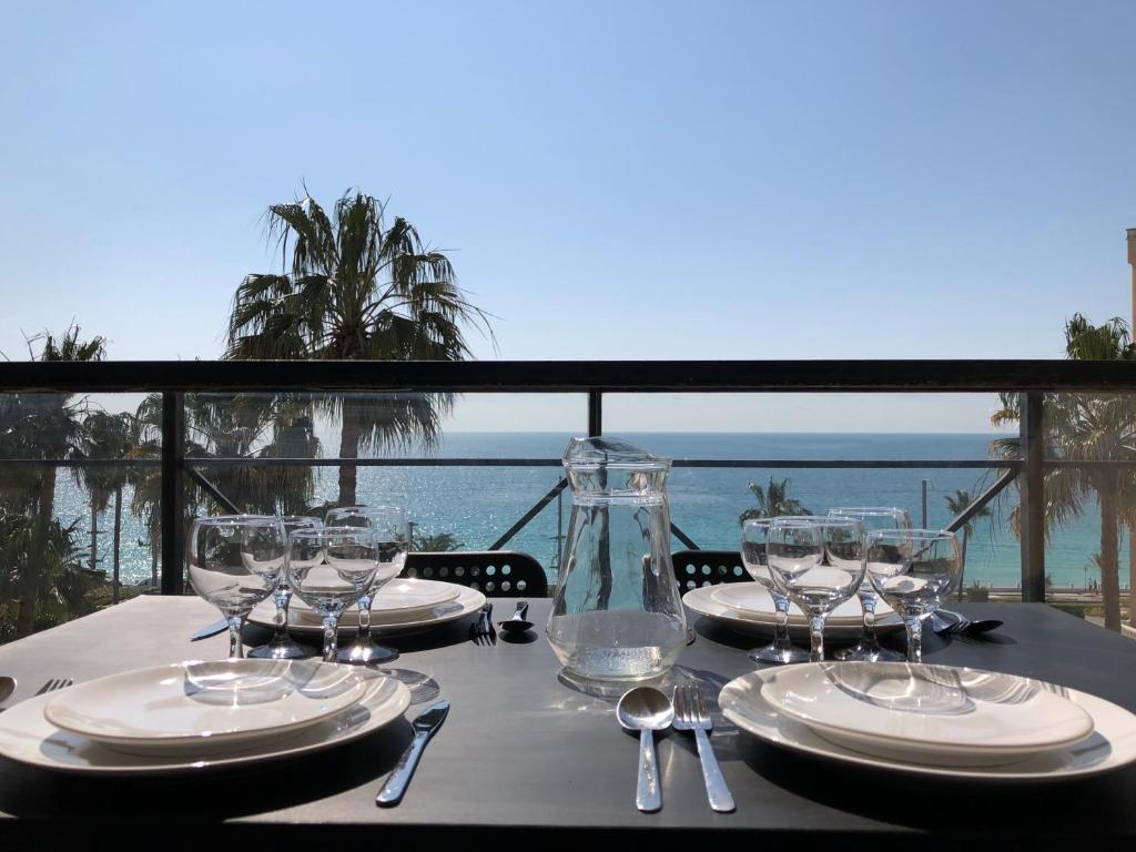 カンヌにあるAppartement Vue Mer Cannes Azurの海を望むテーブル