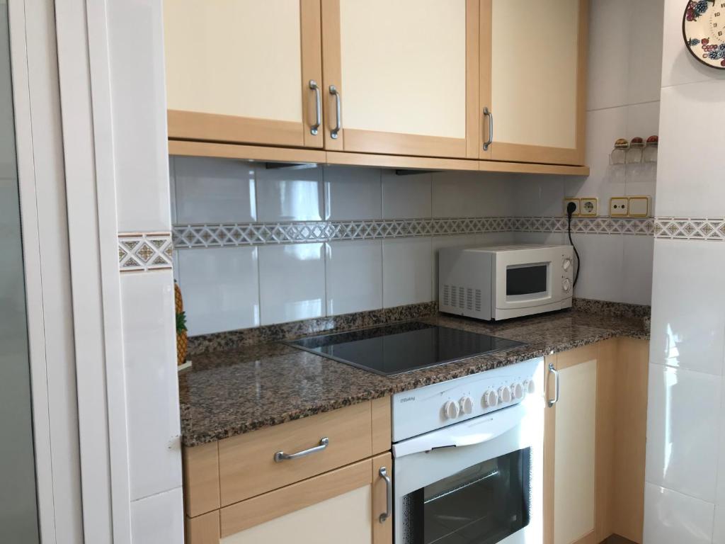 Kuchyňa alebo kuchynka v ubytovaní Apartamentos Llobregat