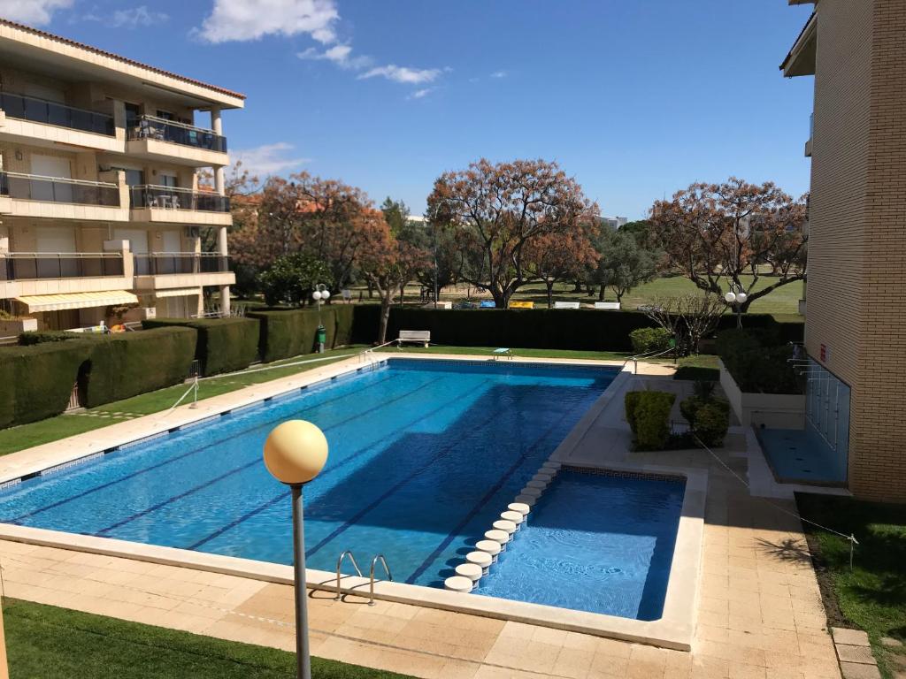 Bazén v ubytovaní Apartamentos Llobregat alebo v jeho blízkosti
