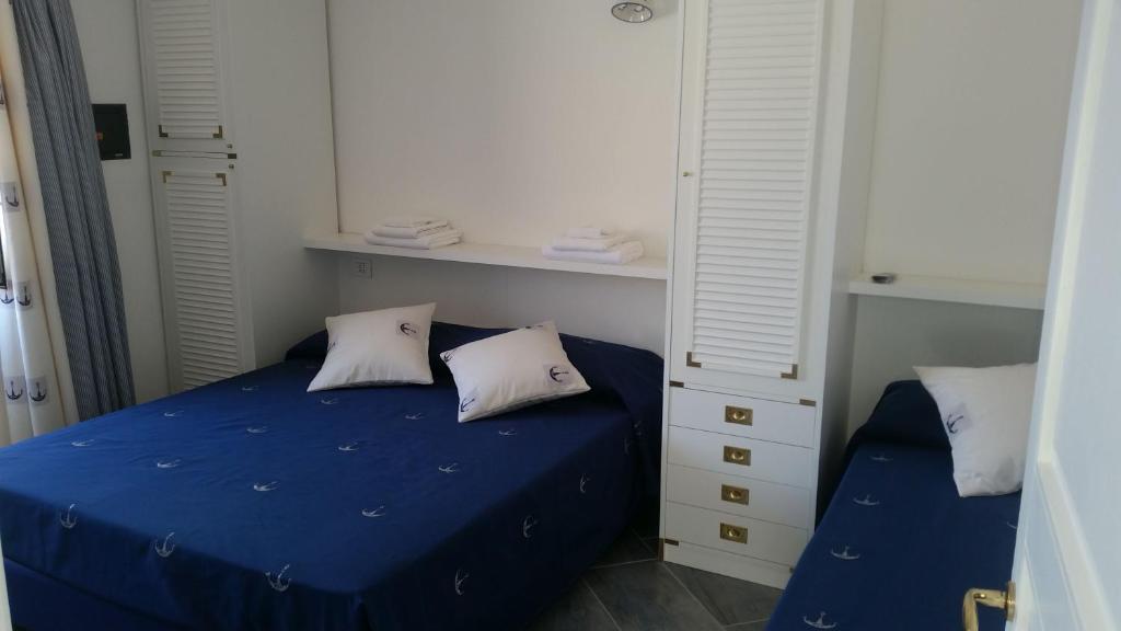 Łóżko lub łóżka w pokoju w obiekcie O Guarracino Rooms