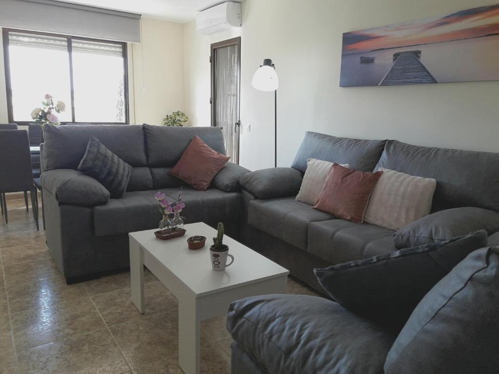 ein Wohnzimmer mit einem Sofa und einem Tisch in der Unterkunft ANDALUCIA 57 in Estepona