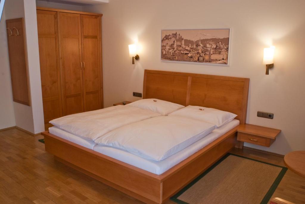 Postel nebo postele na pokoji v ubytování Gasthof Schorn