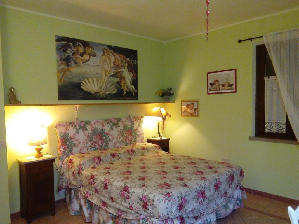 カステッリーナ・マリッティマにあるCarlo's Country Houseのベッドルーム1室(ベッド1台、ランプ2つ付)