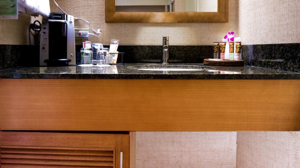 Waikiki Resort Hotel - Partial Ocean View Room
