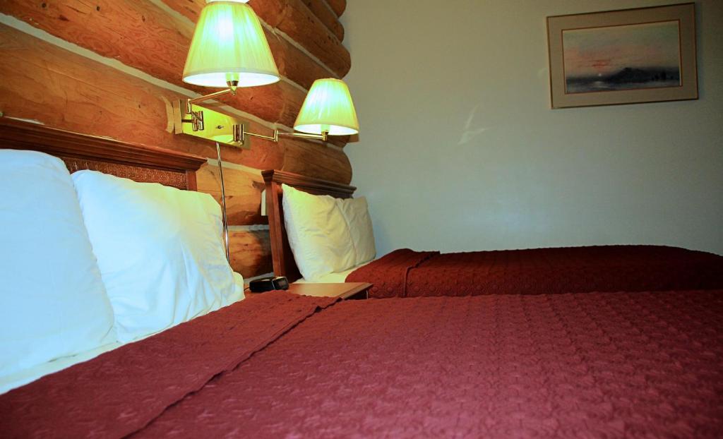 Postel nebo postele na pokoji v ubytování Cariboo Lodge