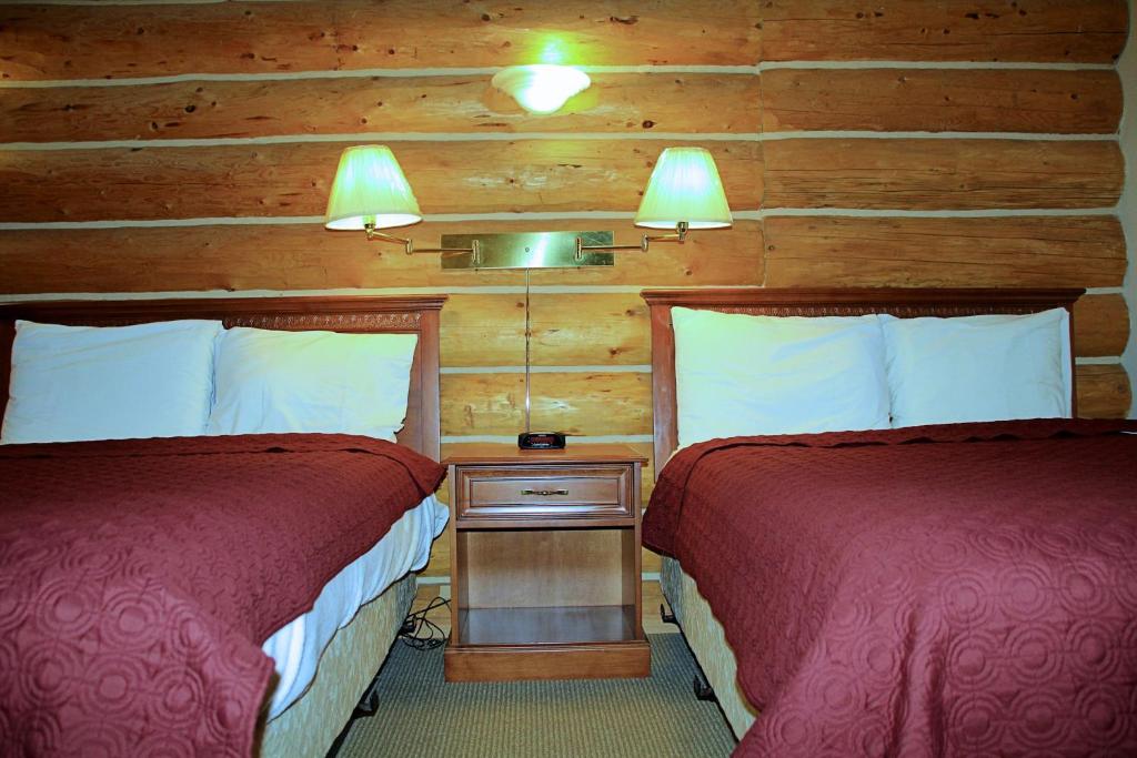 Postel nebo postele na pokoji v ubytování Cariboo Lodge