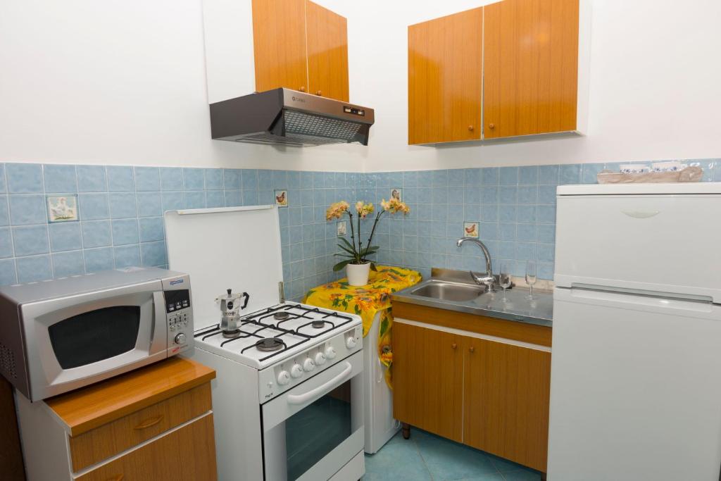 Kuchyň nebo kuchyňský kout v ubytování Le Nereidi B&B