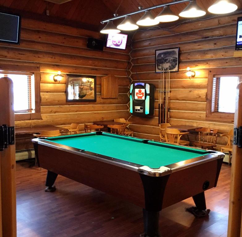 Biliár nebo kulečník v ubytování Cariboo Lodge