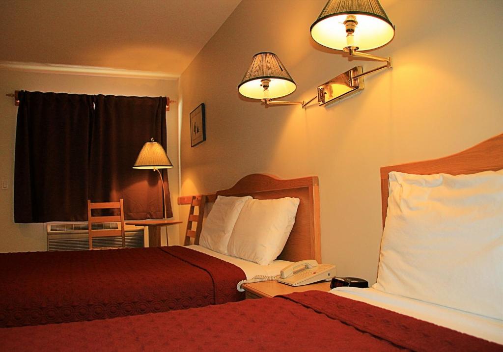 Postel nebo postele na pokoji v ubytování Cariboo Lodge