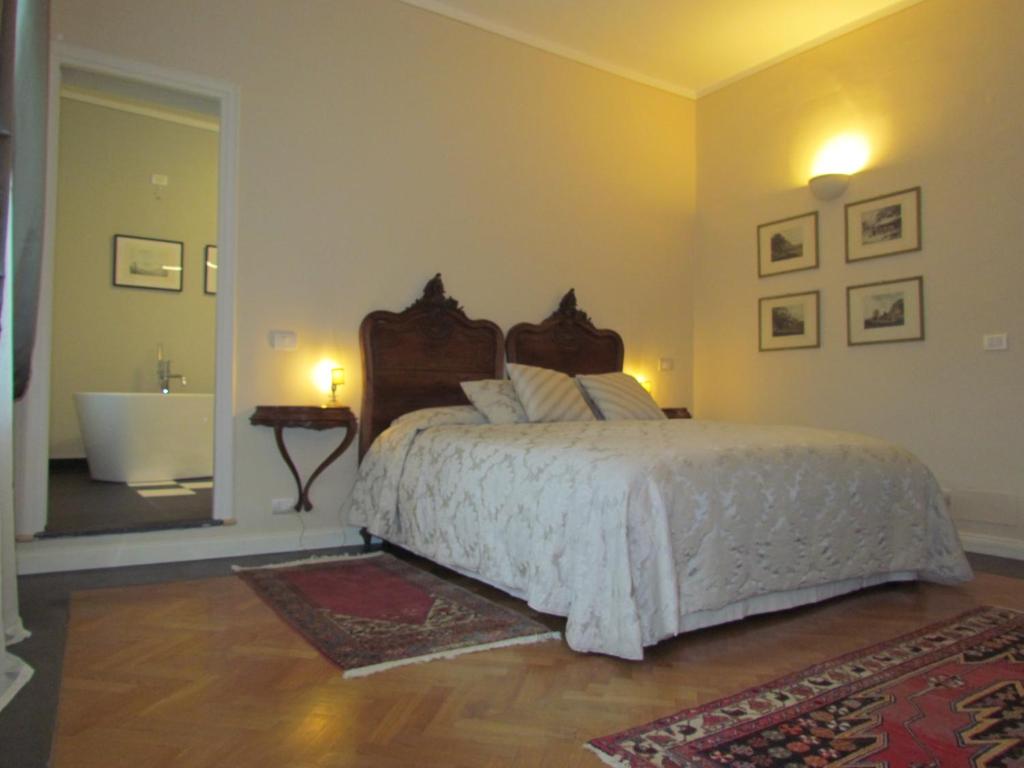 a bedroom with a bed and a bathroom with a tub at L'Approdo di Sant'Agostino in Como