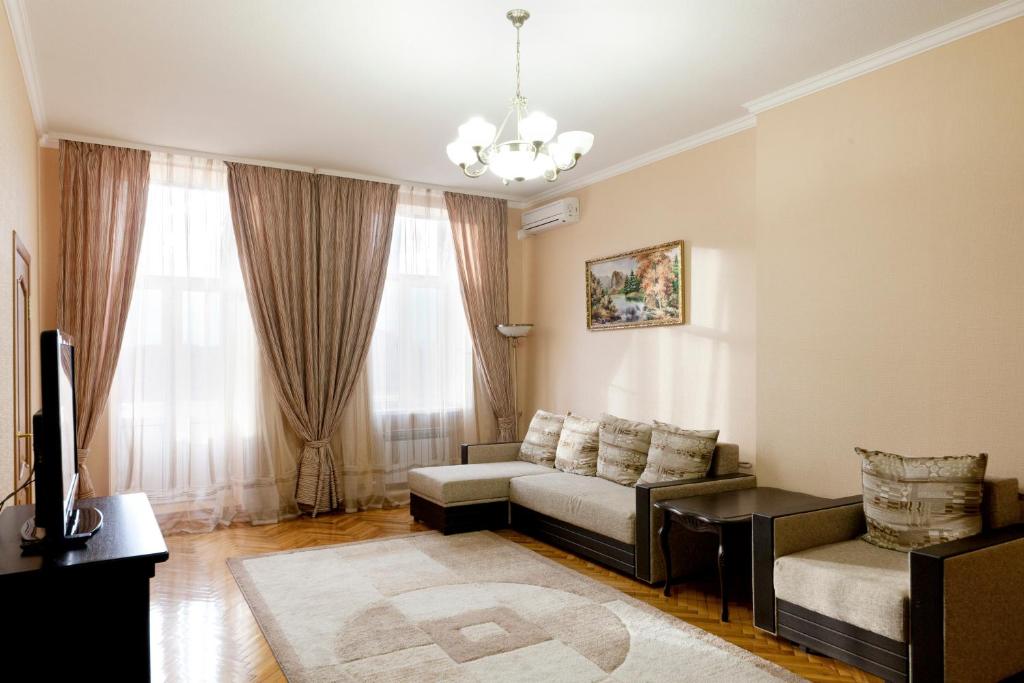 uma sala de estar com um sofá e uma mesa em Apartments Kvartirkino em Rostov on Don