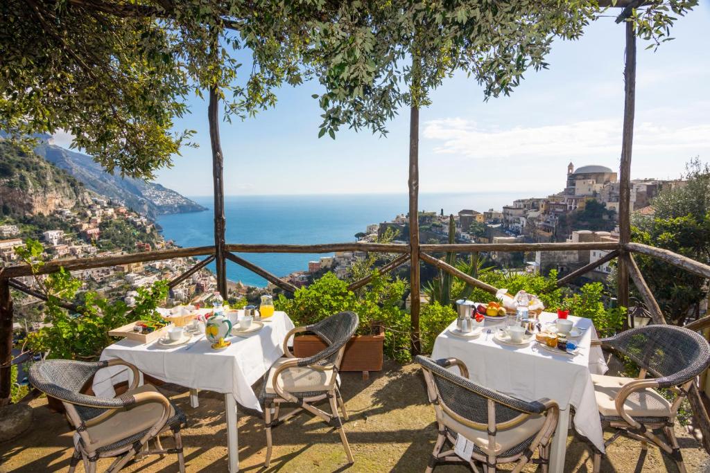 un restaurant avec vue sur la côte amalfi dans l'établissement Le Nereidi B&B, à Positano