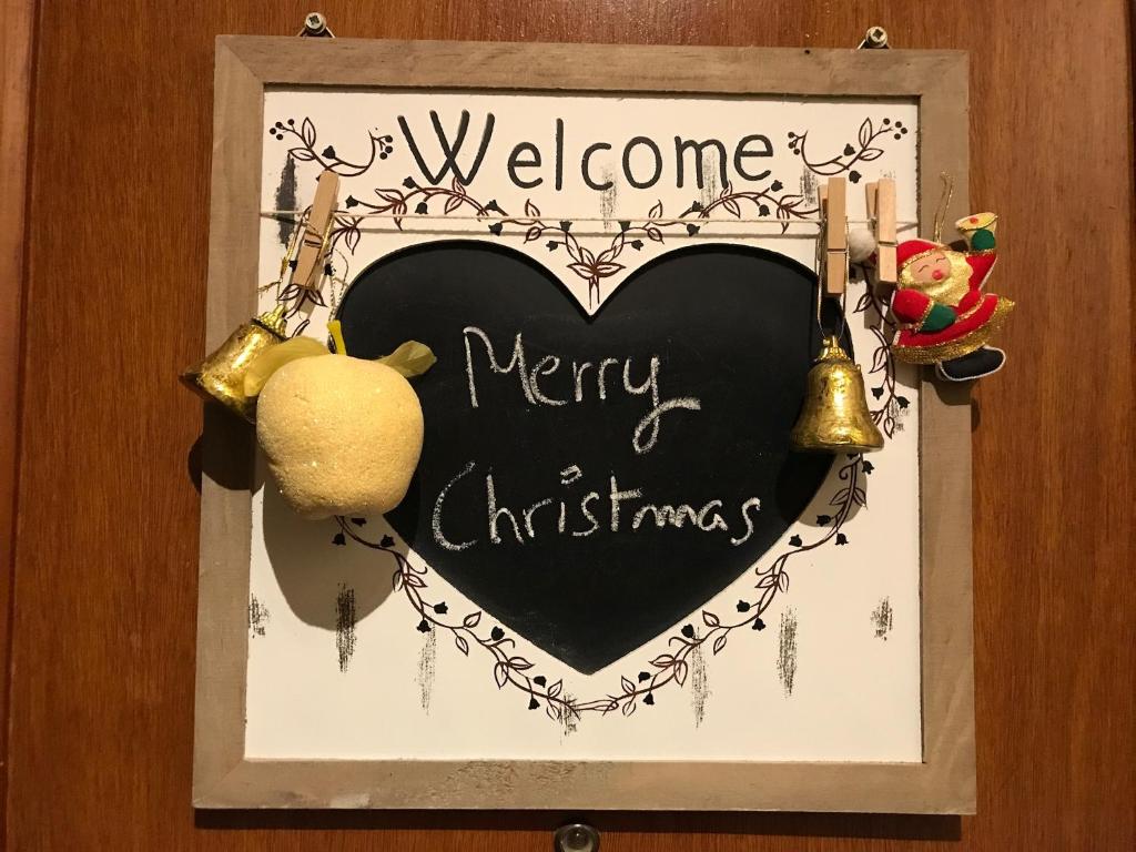a chalkboard heart with a sign that says welcome merry christmas at Apartamento Rural situado en tercera planta sin ascensor in Navás