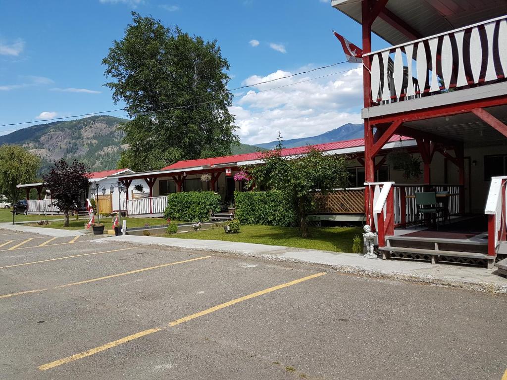 Nespecifikovaný výhled na hory nebo výhled na hory při pohledu z motelu