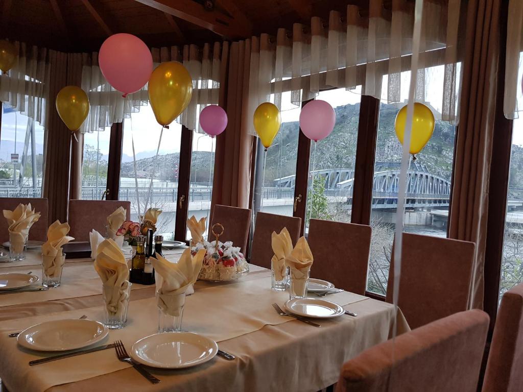 Restaurace v ubytování Hotel Vataksi