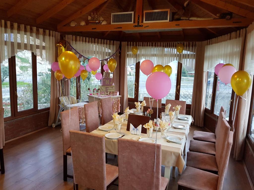 Restaurace v ubytování Hotel Vataksi