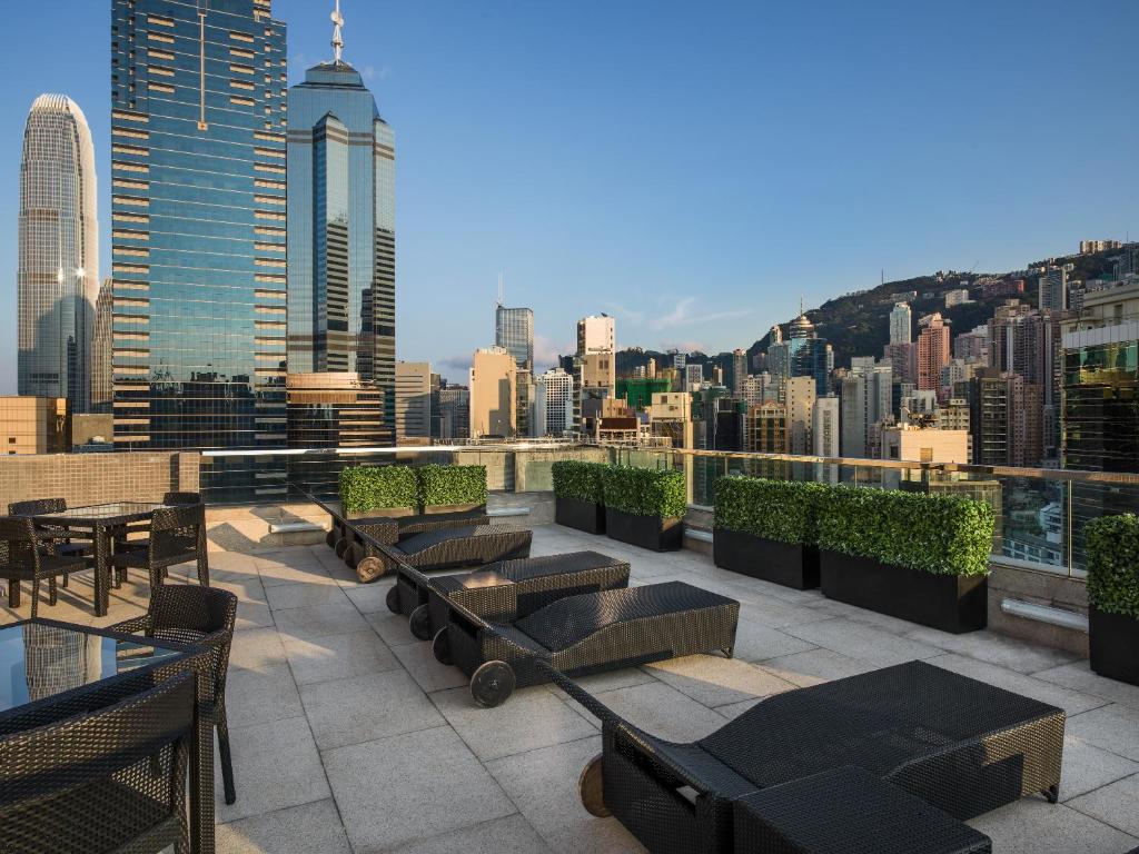 patio all'ultimo piano con vista sulla città di 99 Bonham a Hong Kong