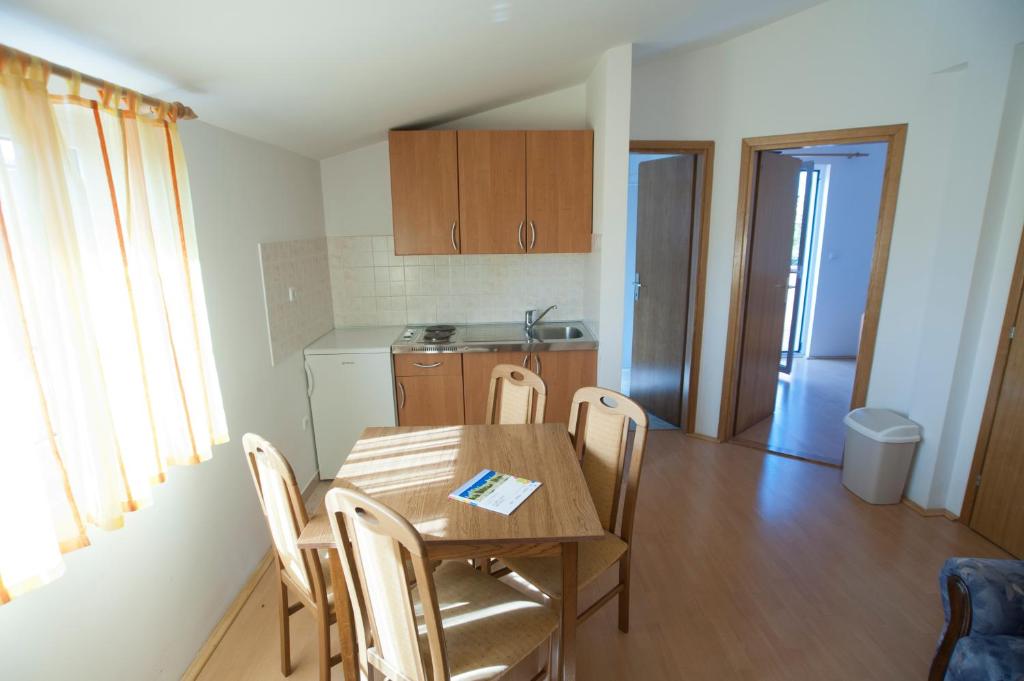 Apartments Maric with parking - 13