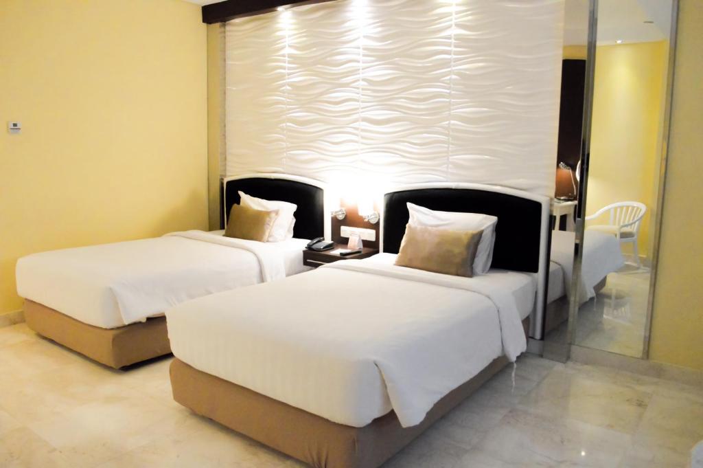 Voodi või voodid majutusasutuse Hotel New Saphir Yogyakarta toas
