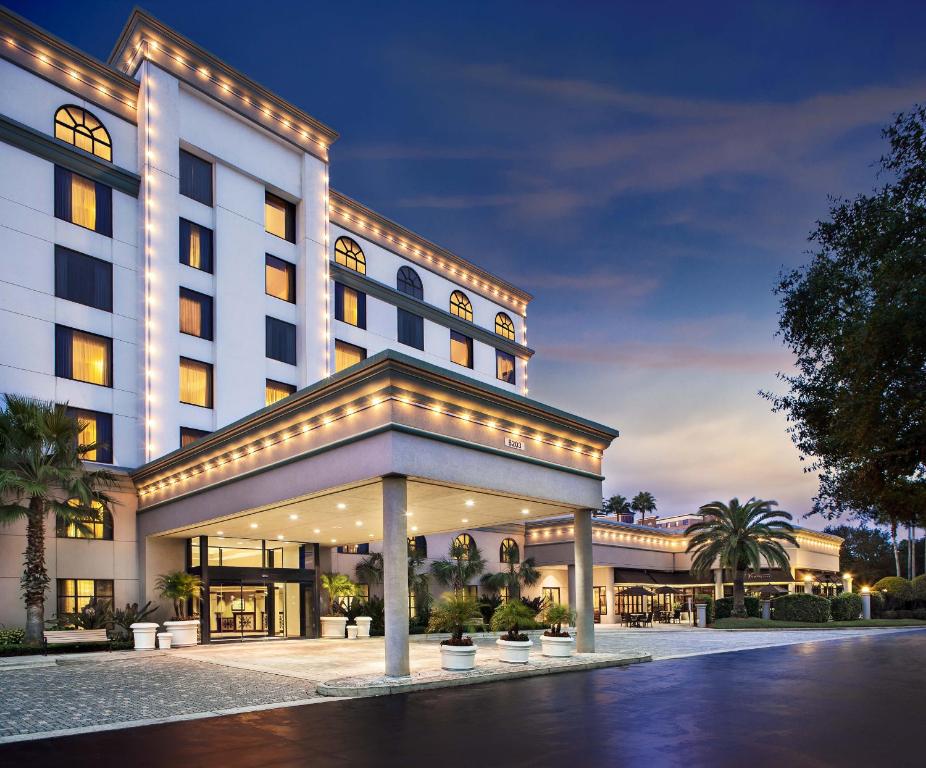 una representación del exterior de un hotel en Buena Vista Suites Orlando, en Orlando