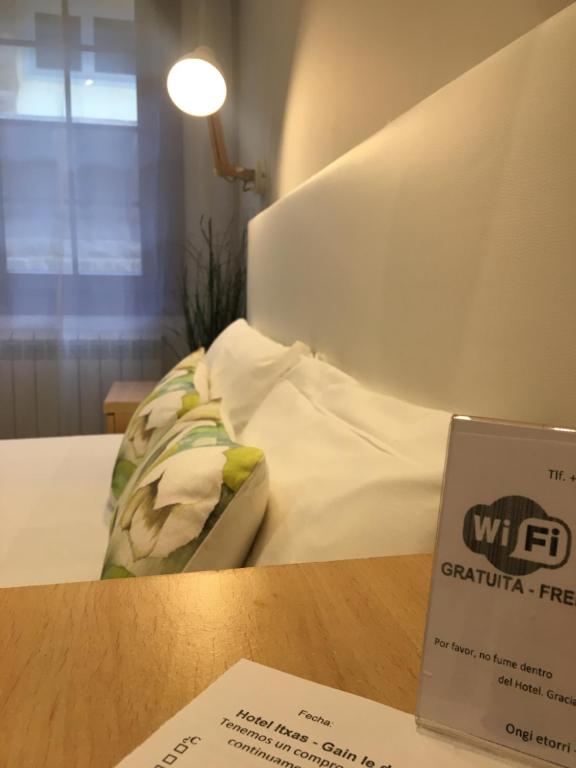 Postel nebo postele na pokoji v ubytování Hotel Itxas Gain Getaria