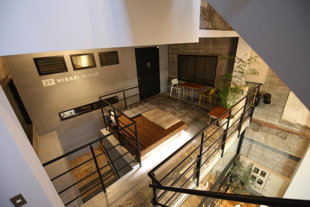 - une vue sur le plafond d'un bâtiment avec un escalier dans l'établissement Hibari House, à Okayama