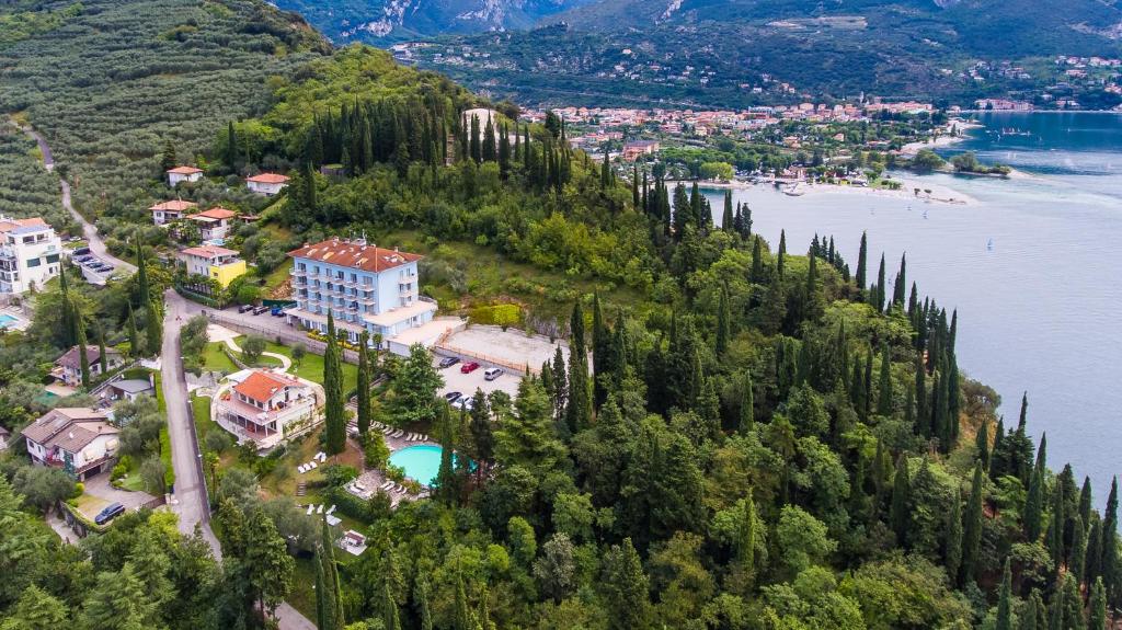 z góry widok na miasto na wzgórzu nad wodą w obiekcie Residence Marina w mieście Riva del Garda