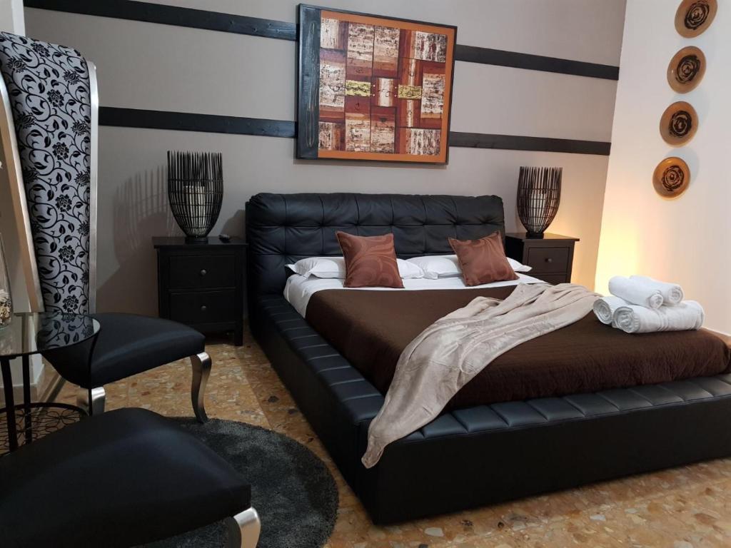 a bedroom with a bed and a couch at 3Jolie in Verona