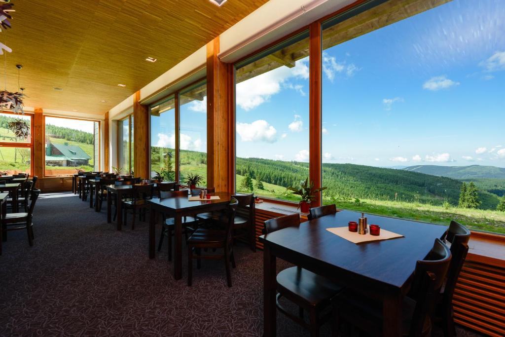 Nespecifikovaný výhled na hory nebo výhled na hory při pohledu z hotelu