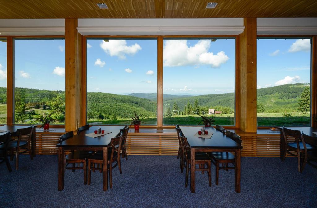 Nespecifikovaný výhled na hory nebo výhled na hory při pohledu z hotelu