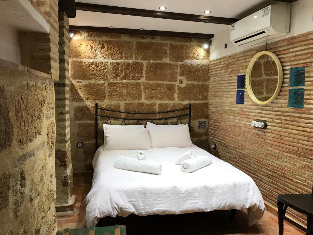 a bedroom with a bed with two towels on it at No1 CasaTosca Javea, Pequeña Habitación con baño en el Centro del Casco Antiguo in Jávea