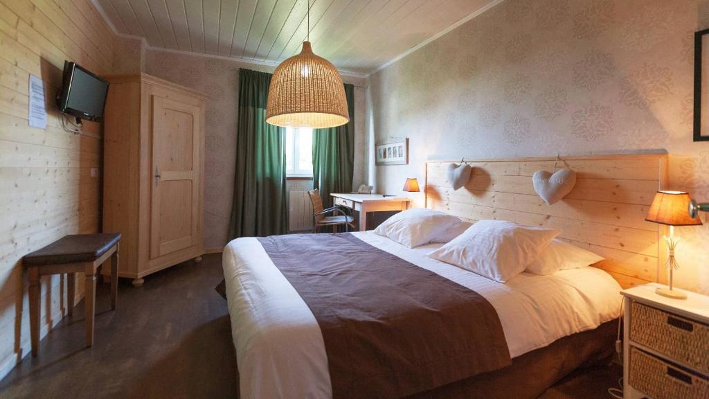 Postel nebo postele na pokoji v ubytování Hôtel Restaurant Au Cygne