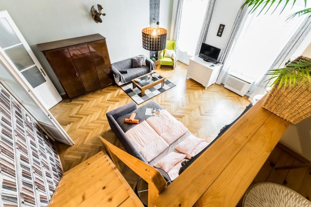 Televízia a/alebo spoločenská miestnosť v ubytovaní Park View Apartment with Sauna, A/C